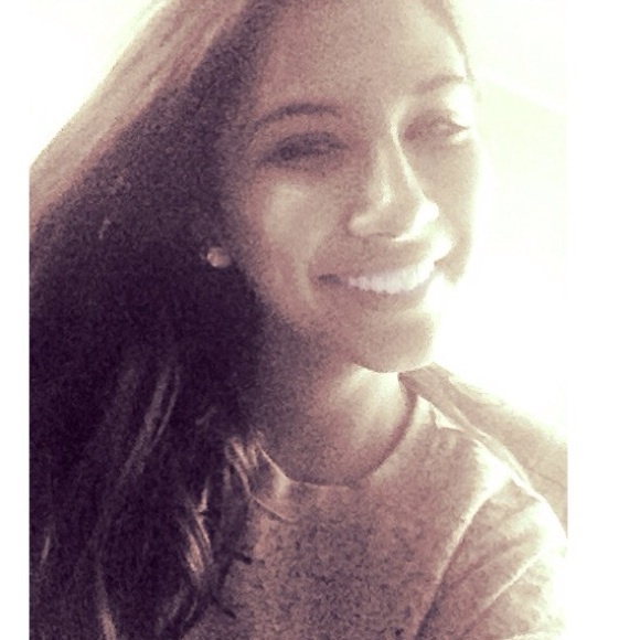 Profile Picture of Emily Correro (@emily051297) on Poshmark