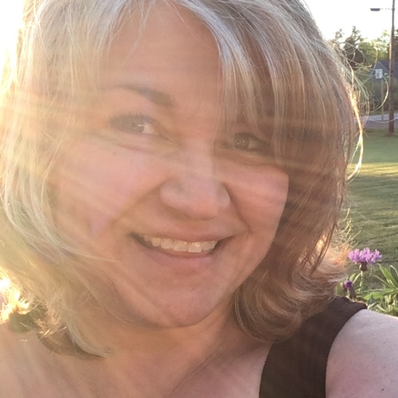 Profile Picture of Tina Rantala (@howsyrbzns) on Poshmark