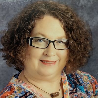 Profile Picture of Crystal Steele Joyce 👓📚💻💛🖤🌎 (@LibrarianMrsCJ) on Twitter
