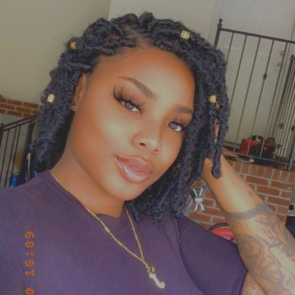 Profile Picture of Ariel Marshall (@arielmarshall21) on Poshmark
