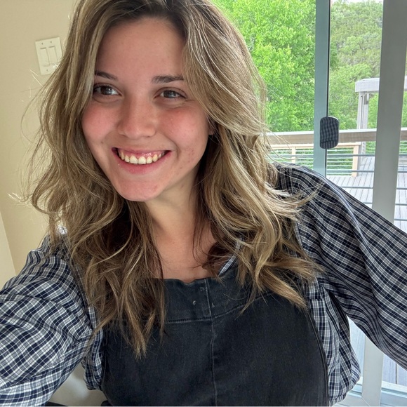 Profile Picture of Antonia Barberis (@abarberis98) on Poshmark