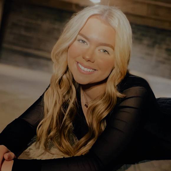 Profile Picture of Zoie Latiolais (@zoierenee) on Poshmark