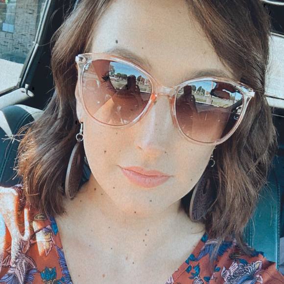 Profile Picture of Erin Overpeck (@erinoverpeck) on Poshmark