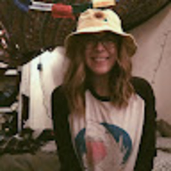 Profile Picture of Jecca Lou (@jecca_lou) on Poshmark