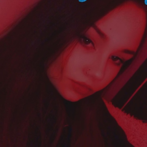 Profile Picture of Taylor-rain Chynoweth (@bxbyrxyy) on Poshmark
