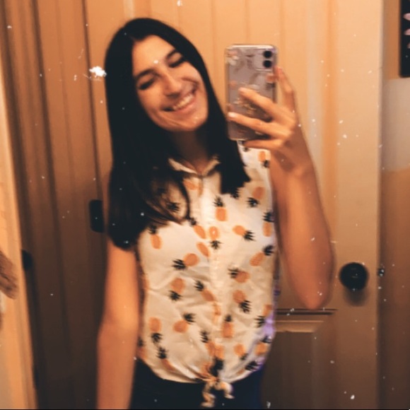 Profile Picture of Izzy Hannett (@izzyhannett) on Poshmark