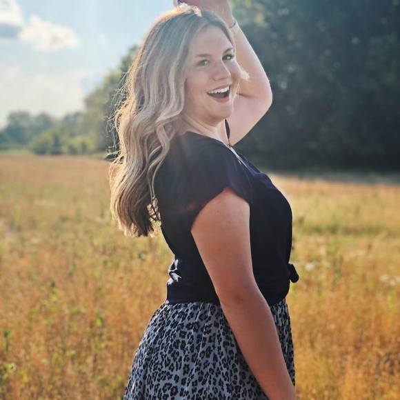 Profile Picture of Grace Schmidt (@graceschmidt631) on Poshmark