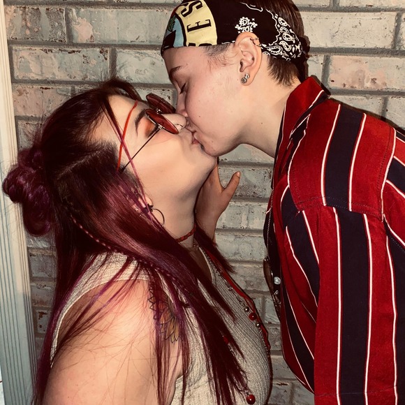 Profile Picture of Zoe Bradley (@_zoe_xoxo_14) on Poshmark