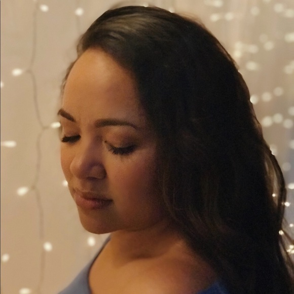 Profile Picture of Azia Moeai (@azia5678) on Poshmark