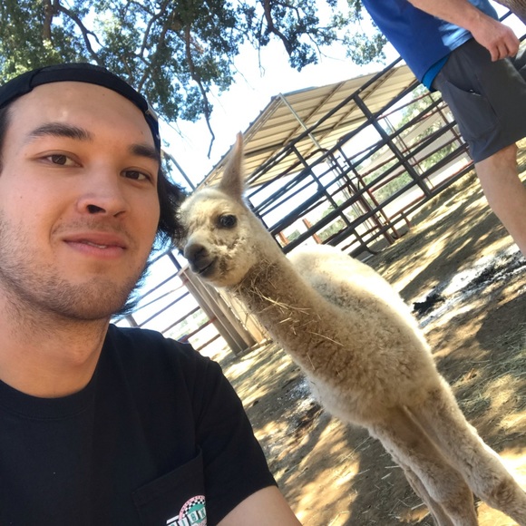 Profile Picture of Tyler Huang (@tyler99615) on Poshmark