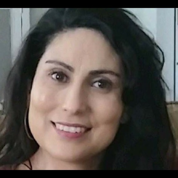 Profile Picture of Iris Flores (@irisvflores) on Poshmark