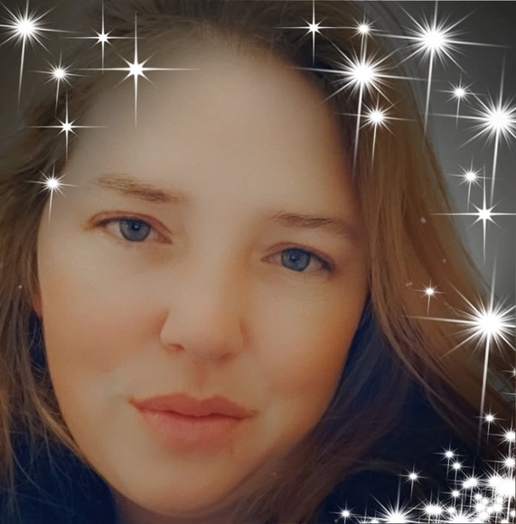 Profile Picture of Elizabeth Hawes (@mystiquerose84) on Poshmark
