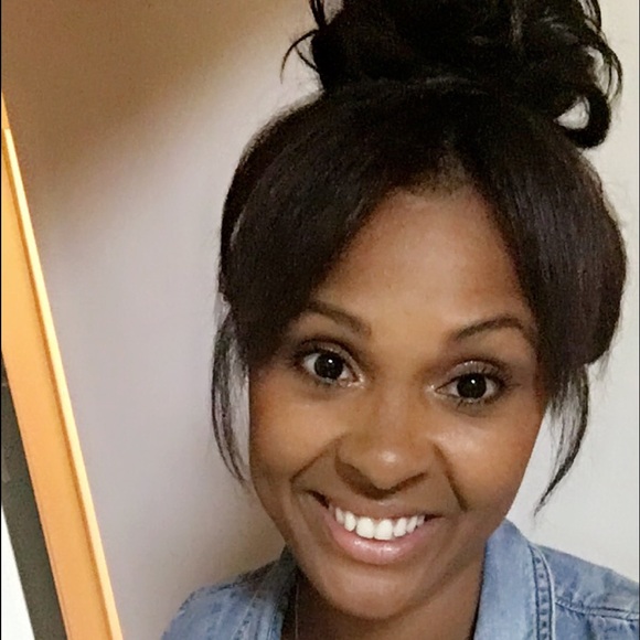 Profile Picture of Damara Gulino (@dgulino001) on Poshmark