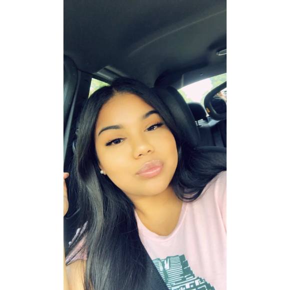 Profile Picture of Maxine Simon (@maxxdeborahh) on Poshmark