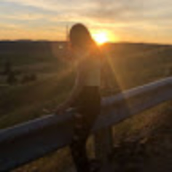 Profile Picture of Gracie Sharp (@gsharp2004) on Poshmark