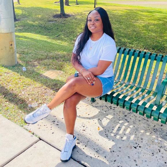 Profile Picture of Tamara Atmore (@tatmore) on Poshmark