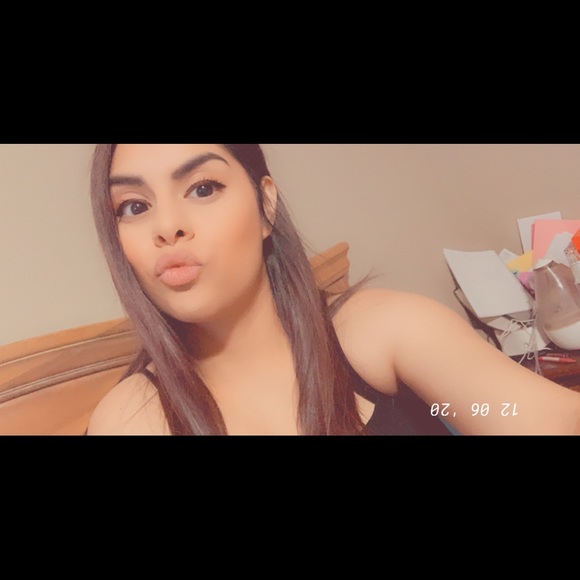 Profile Picture of Dominique Dozal (@dink93) on Poshmark