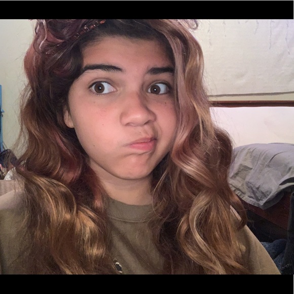 Profile Picture of Gabby Beringer (@gabbyberinger) on Poshmark