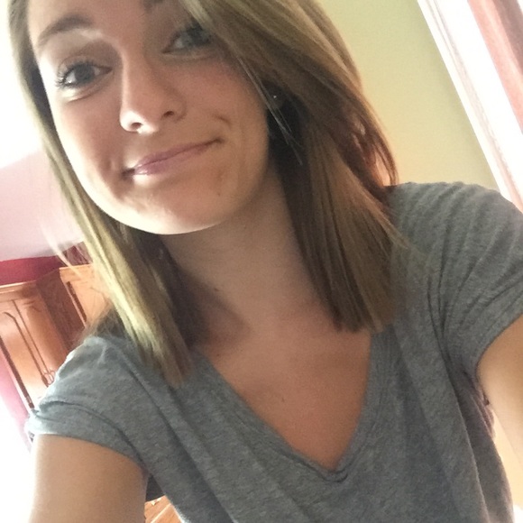 Profile Picture of Lauren Joeckel (@laurenntaylorr) on Poshmark