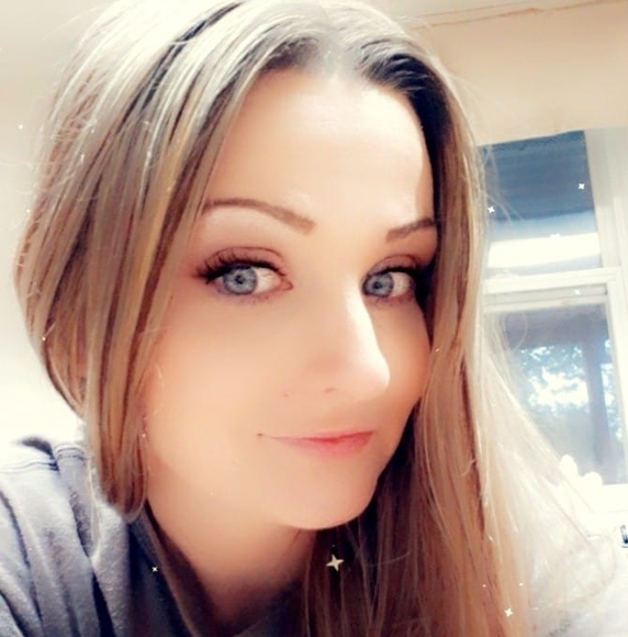 Profile Picture of April Mcewan (@april_323) on Poshmark