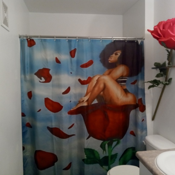 Profile Picture of Nechole Small (@blossom0676) on Poshmark