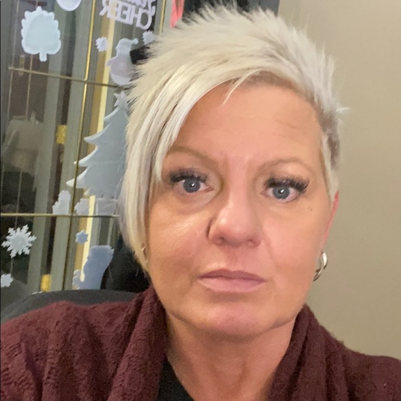 Profile Picture of Melanie Binks (@embinks) on Poshmark