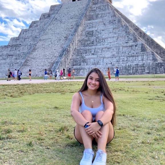 Profile Picture of Natalia Camelo (@nataliacamelo) on Poshmark