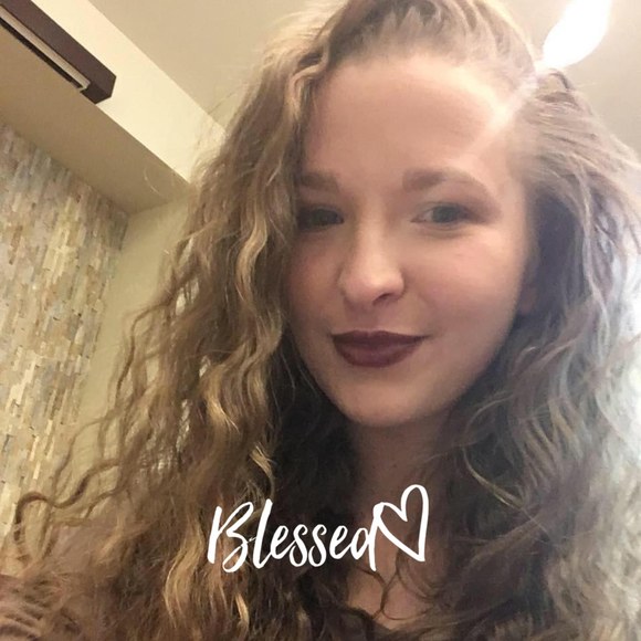 Profile Picture of Ariel Nichole (@arielnichole210) on Poshmark