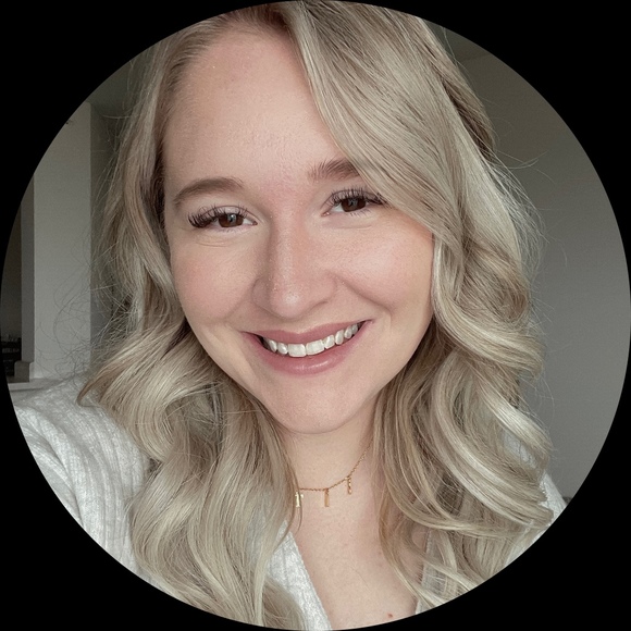 Profile Picture of Kelsie Arnold (@kelsiewrae) on Poshmark