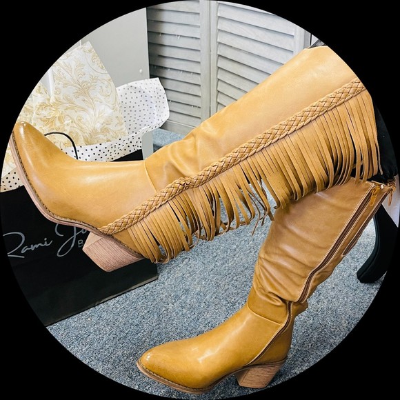 Profile Picture of Miranda Rowe (@rami_joes) on Poshmark