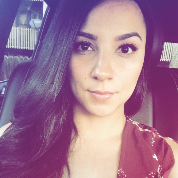 Profile Picture of Vanessa Mendoza (@vmendoza1221) on Poshmark