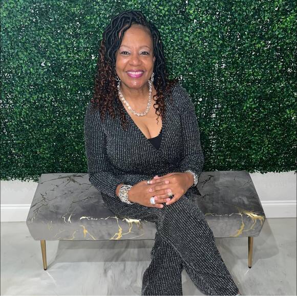 Profile Picture of Joyce Devereaux-walls (@joycedeverea527) on Poshmark