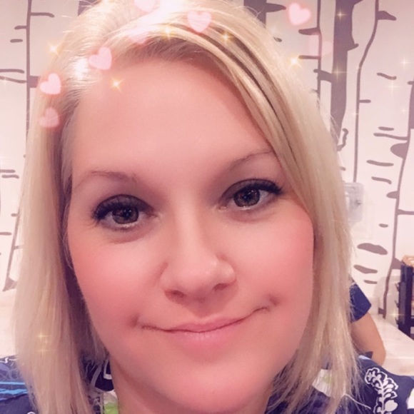 Profile Picture of Eileen Bradley (@embradley74) on Poshmark