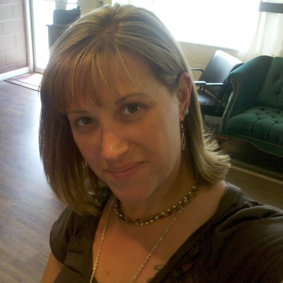 Profile Picture of Dina Ahlbrandt (@ladydye09) on Poshmark