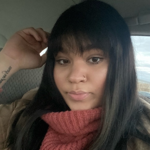 Profile Picture of Stephanie Silverio (@oirevliss_) on Poshmark