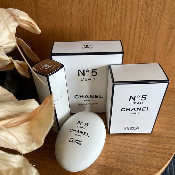 Profile Picture of Eunhye Choi (@eunhyechoi) on Poshmark