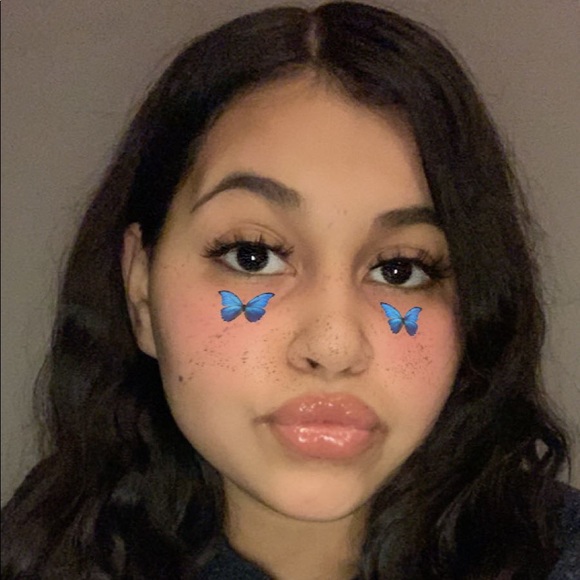 Profile Picture of Nayeli Olavarria (@nayelim17) on Poshmark