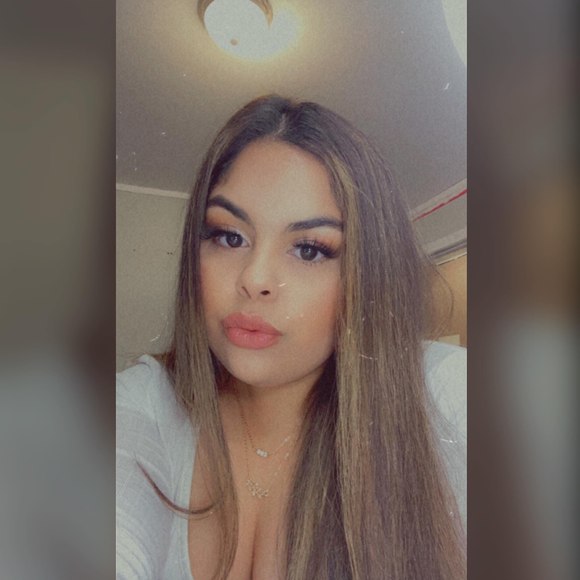 Profile Picture of Gabriella Gabriella (@gabriellagab942) on Poshmark