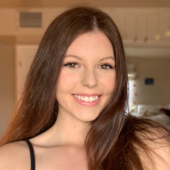 Profile Picture of Ashley Loberger (@aloberger) on Poshmark