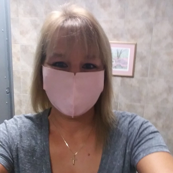 Profile Picture of Hollie Lamer (@snobunny71) on Poshmark