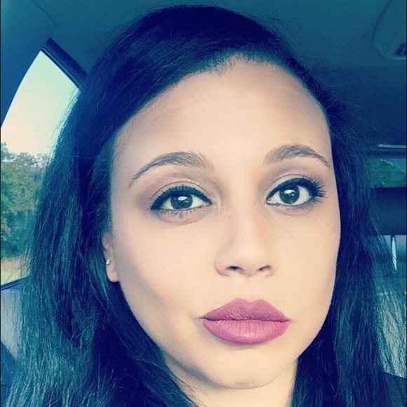Profile Picture of Haley Landers (@halanders) on Poshmark
