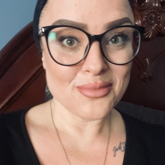 Profile Picture of Trina Haskell (@howtrina) on Poshmark