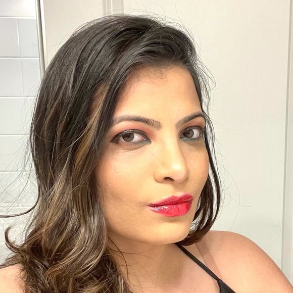 Profile Picture of Amna Aslam (@aaslam1) on Poshmark