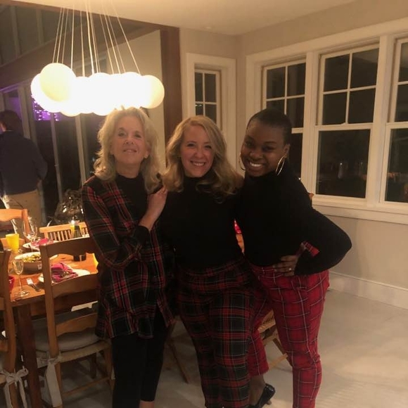 Profile Picture of Debra Simon (@debra_simon) on Poshmark