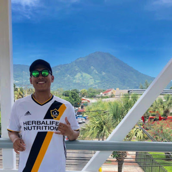 Profile Picture of Edward Fuentes (@edwardfuente698) on Poshmark