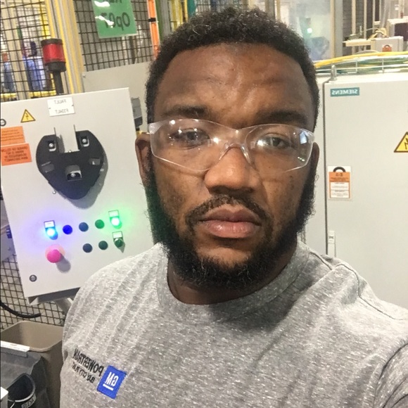 Profile Picture of Daniel Buchanan (@drbsr221) on Poshmark