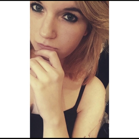 Profile Picture of Sam Bartley (@sammmbartley) on Poshmark