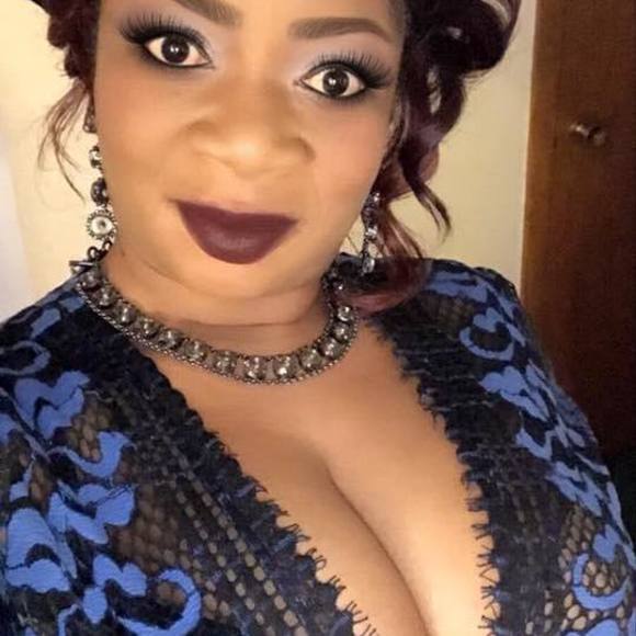 Profile Picture of Tantine Houesson (@tantinehouesson) on Poshmark