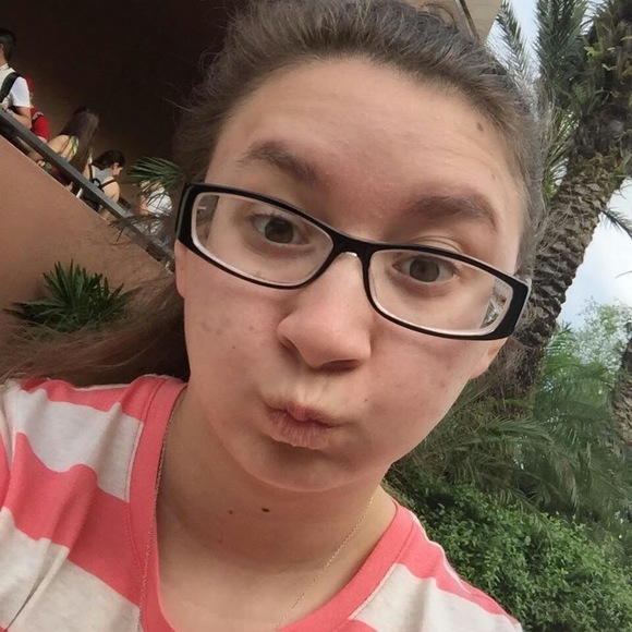 Profile Picture of Brianna Peden (@pretty_girl2000) on Poshmark