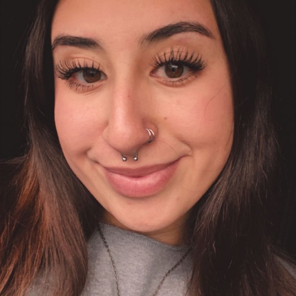 Profile Picture of Ashley Allport (@allportashley7) on Poshmark
